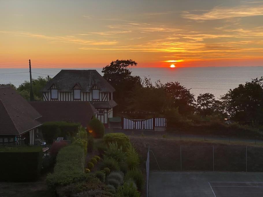 Appart Lumineux Avec Vue Sur Mer A 180 Degres Lägenhet Trouville-sur-mer Exteriör bild